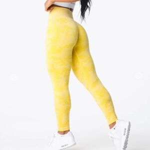 Extra small NVGTN sunshine yellow camo seamless leggings - like new